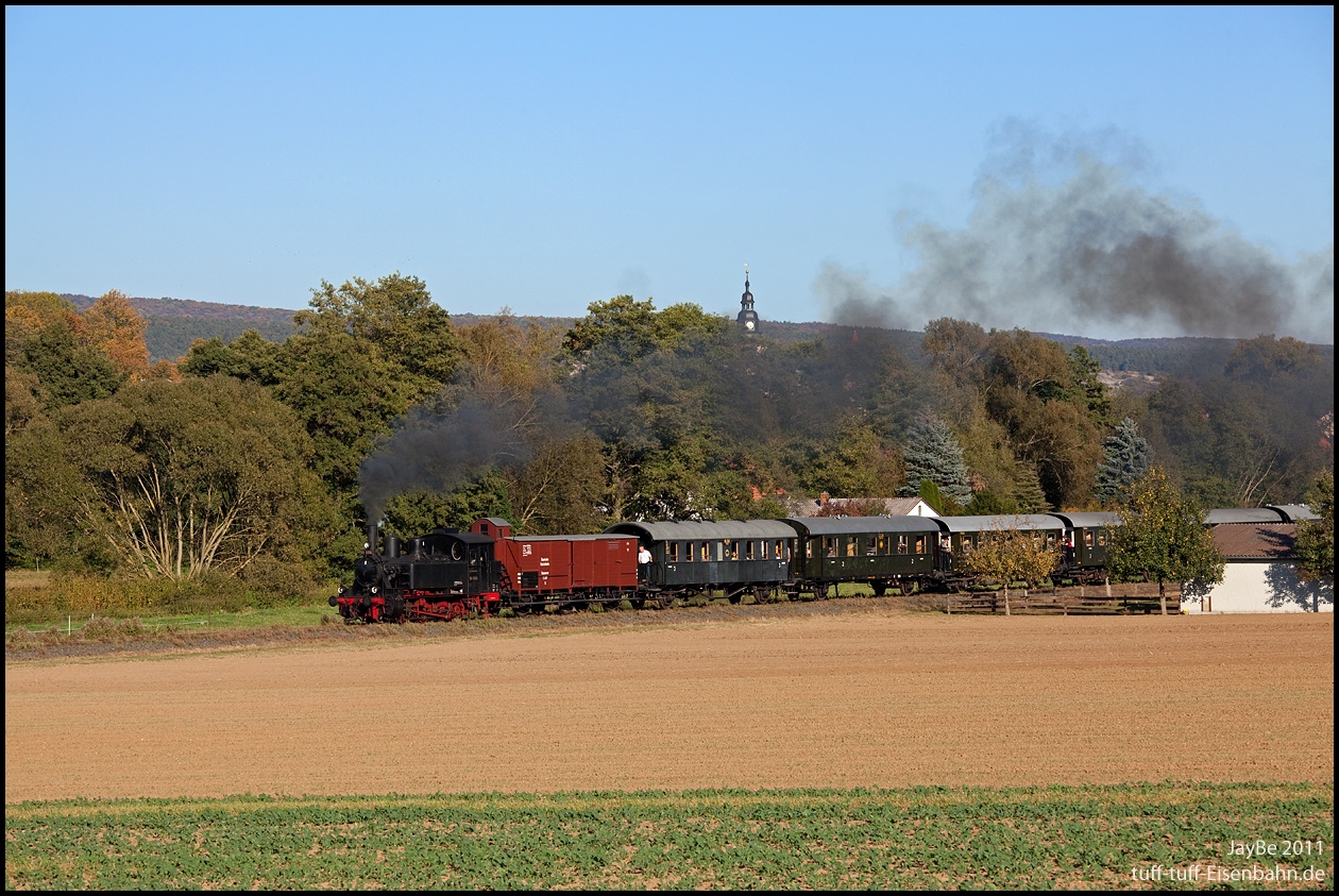 Abermals sehen wir einen Planzug am milden 2.Oktober 2011 unweit der Bionade Fabrik von Ostheim